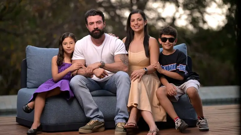 Ricardo e Vanessa Martins com a família
